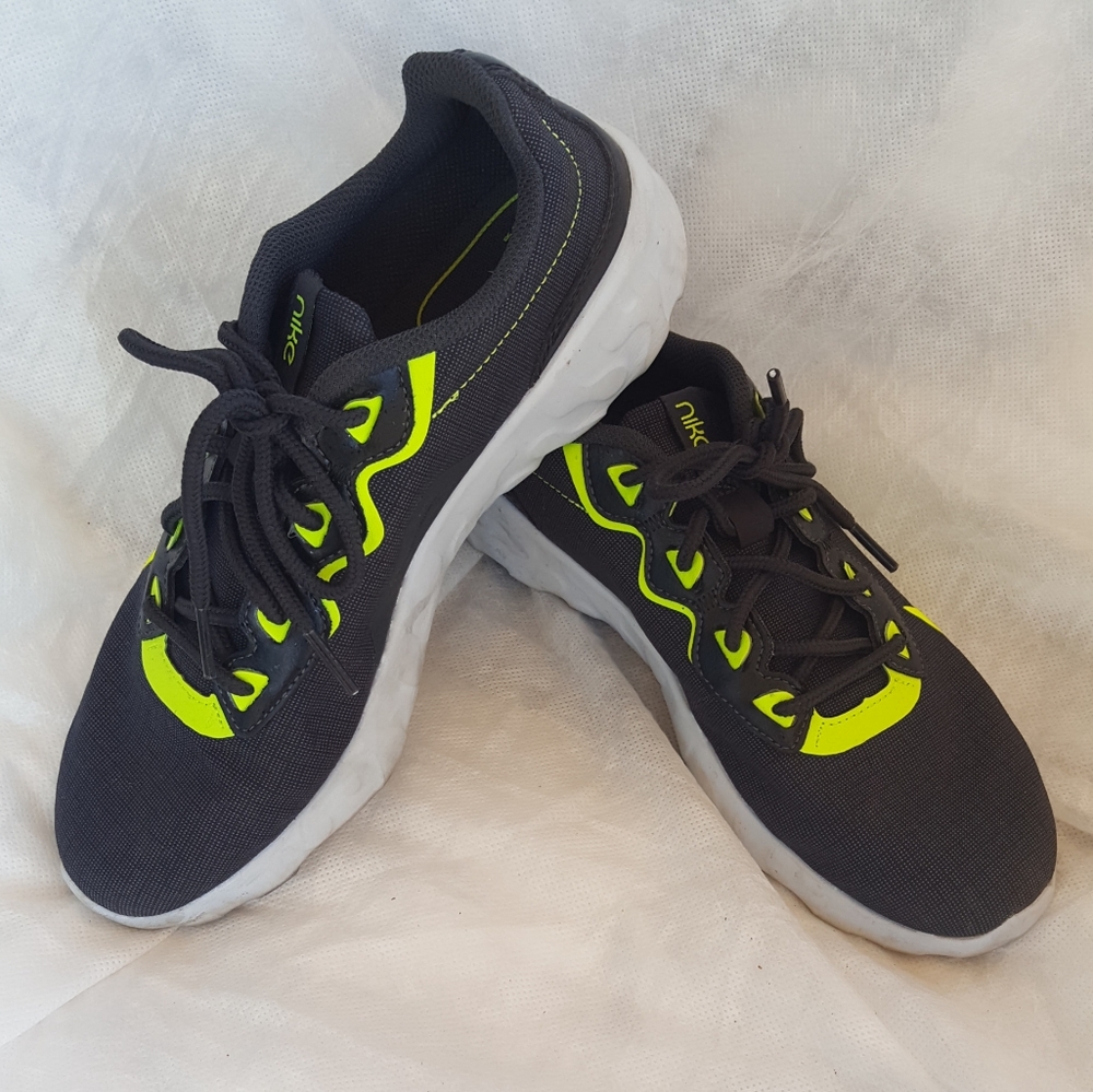 Nike Explore Strada Sneakers